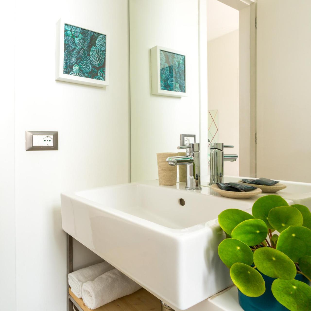 Duomo Views, Light, Jungle-Inspired Studio With Terrace 밀라노 외부 사진